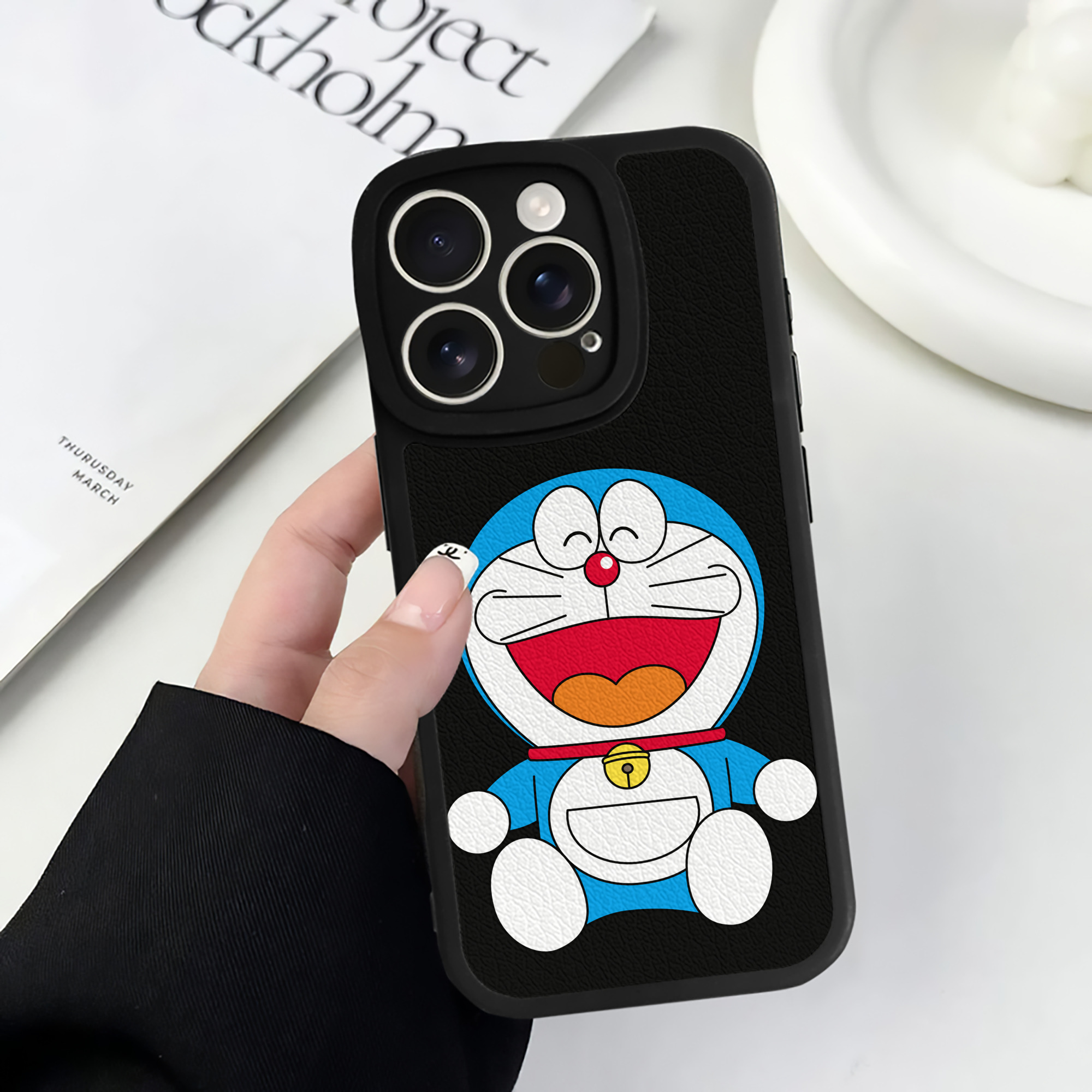 （画像用） ドラえもん Doraemon 【iPhone 16シリーズ対応】シリコンスマホケース（レザー調） 材質：シリコン